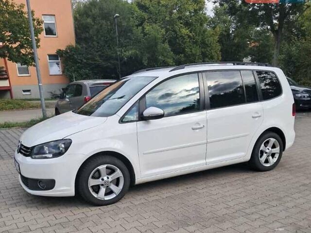 Білий Фольксваген Туран, об'ємом двигуна 2 л та пробігом 237 тис. км за 10500 $, фото 1 на Automoto.ua