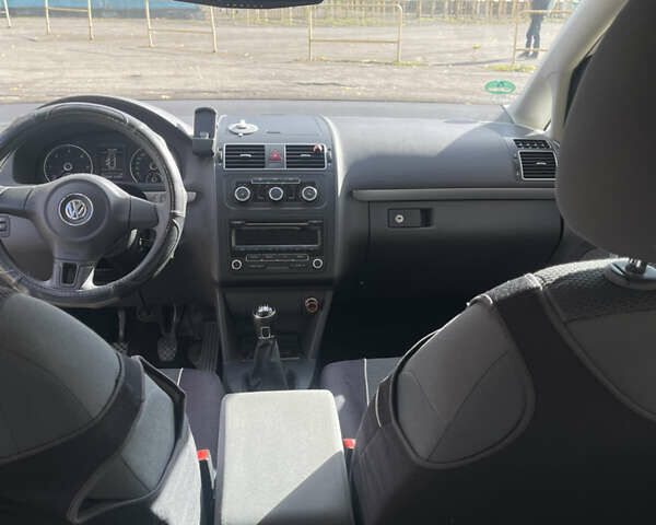 Белый Фольксваген Туран, объемом двигателя 1.6 л и пробегом 140 тыс. км за 12700 $, фото 11 на Automoto.ua