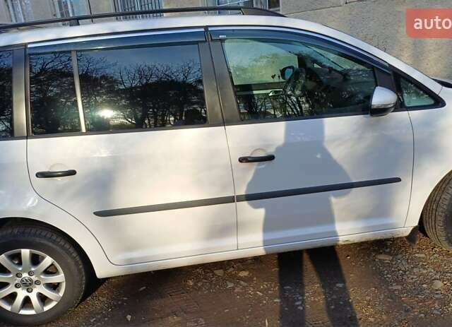 Білий Фольксваген Туран, об'ємом двигуна 1.6 л та пробігом 228 тис. км за 10200 $, фото 1 на Automoto.ua