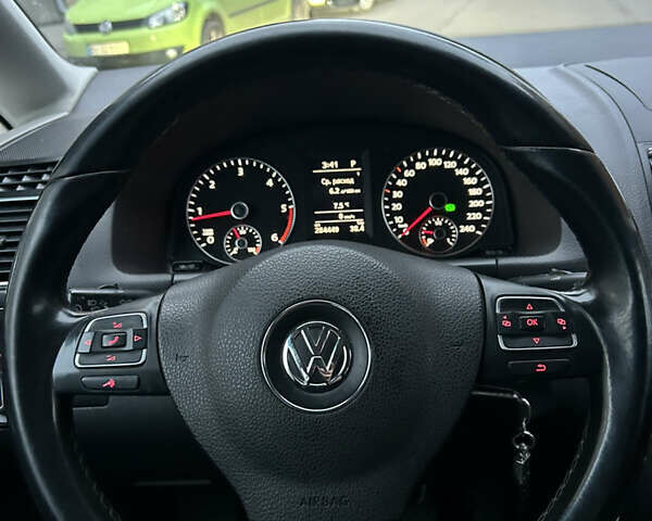 Белый Фольксваген Туран, объемом двигателя 1.6 л и пробегом 284 тыс. км за 9350 $, фото 15 на Automoto.ua