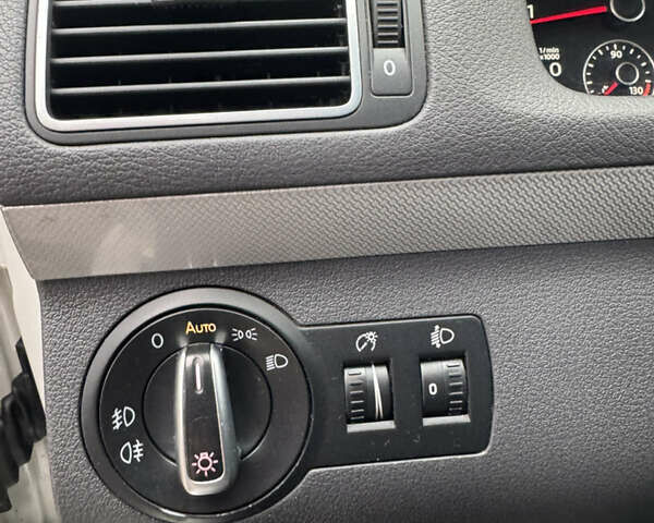Білий Фольксваген Туран, об'ємом двигуна 2 л та пробігом 251 тис. км за 12300 $, фото 14 на Automoto.ua