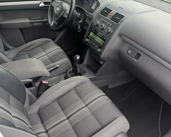 Білий Фольксваген Туран, об'ємом двигуна 2 л та пробігом 251 тис. км за 12300 $, фото 39 на Automoto.ua