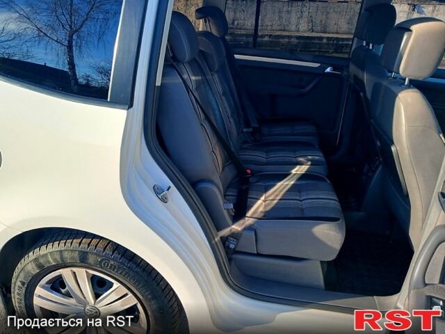 Білий Фольксваген Туран, об'ємом двигуна 2 л та пробігом 362 тис. км за 11700 $, фото 10 на Automoto.ua