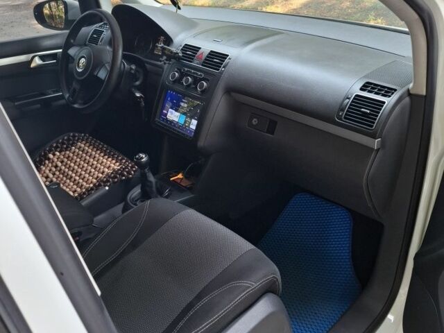 Белый Фольксваген Туран, объемом двигателя 1.6 л и пробегом 240 тыс. км за 9700 $, фото 9 на Automoto.ua