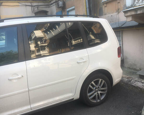 Белый Фольксваген Туран, объемом двигателя 1.39 л и пробегом 159 тыс. км за 10999 $, фото 2 на Automoto.ua