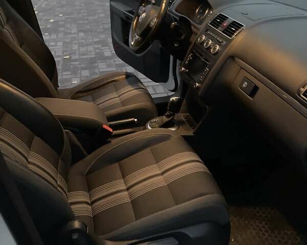 Белый Фольксваген Туран, объемом двигателя 2 л и пробегом 351 тыс. км за 10000 $, фото 12 на Automoto.ua