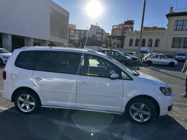 Белый Фольксваген Туран, объемом двигателя 2 л и пробегом 300 тыс. км за 11000 $, фото 5 на Automoto.ua