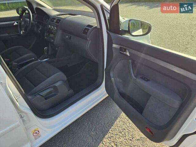 Білий Фольксваген Туран, об'ємом двигуна 2 л та пробігом 250 тис. км за 10999 $, фото 29 на Automoto.ua