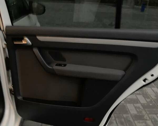 Белый Фольксваген Туран, объемом двигателя 2 л и пробегом 351 тыс. км за 10000 $, фото 9 на Automoto.ua