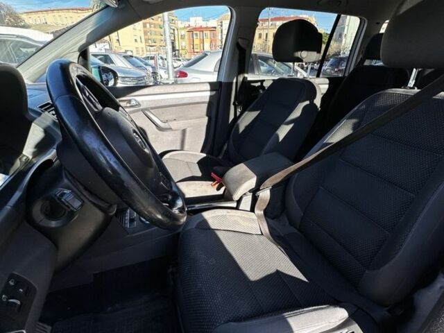 Белый Фольксваген Туран, объемом двигателя 2 л и пробегом 300 тыс. км за 11000 $, фото 3 на Automoto.ua