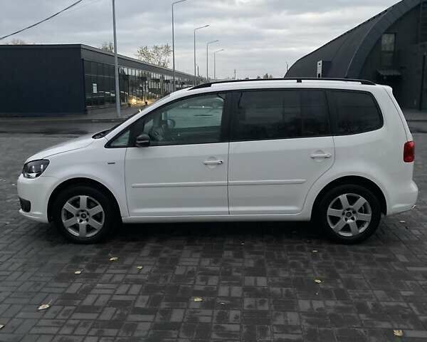 Белый Фольксваген Туран, объемом двигателя 2 л и пробегом 351 тыс. км за 10000 $, фото 1 на Automoto.ua