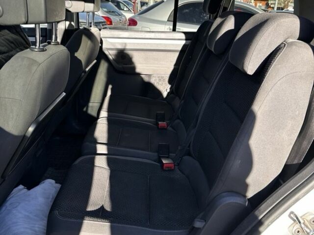 Белый Фольксваген Туран, объемом двигателя 2 л и пробегом 300 тыс. км за 11000 $, фото 6 на Automoto.ua