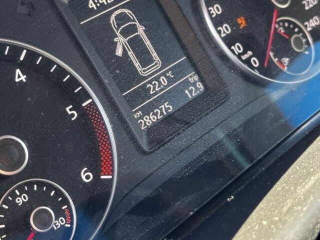 Белый Фольксваген Туран, объемом двигателя 2 л и пробегом 300 тыс. км за 11000 $, фото 4 на Automoto.ua