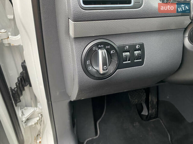 Білий Фольксваген Туран, об'ємом двигуна 1.6 л та пробігом 249 тис. км за 9100 $, фото 21 на Automoto.ua