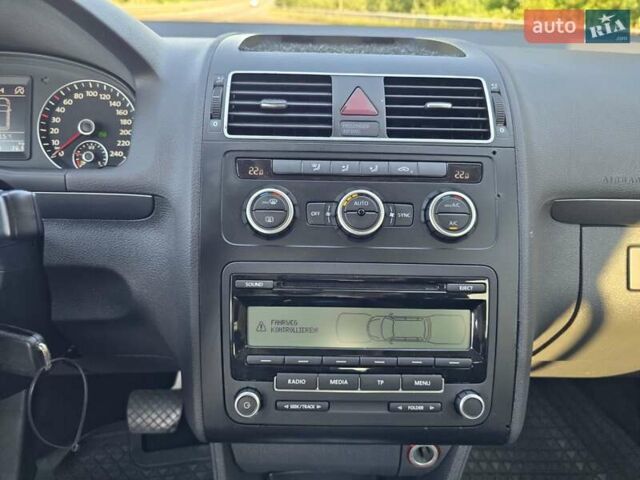 Білий Фольксваген Туран, об'ємом двигуна 2 л та пробігом 250 тис. км за 10999 $, фото 39 на Automoto.ua