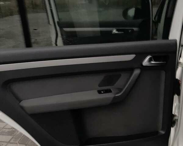 Белый Фольксваген Туран, объемом двигателя 2 л и пробегом 351 тыс. км за 10000 $, фото 6 на Automoto.ua