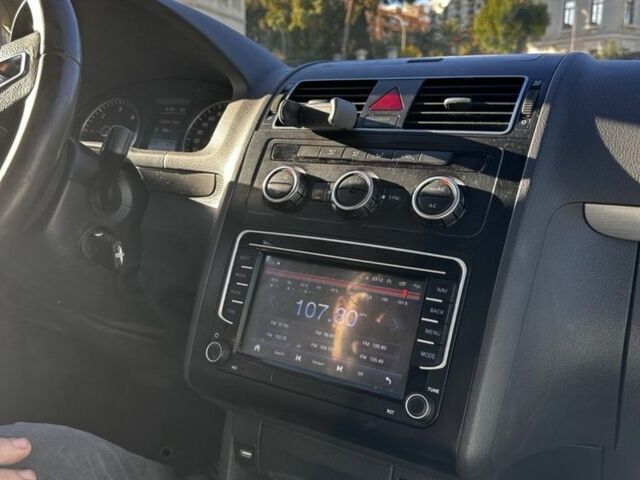 Белый Фольксваген Туран, объемом двигателя 2 л и пробегом 300 тыс. км за 11000 $, фото 7 на Automoto.ua