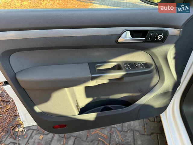 Белый Фольксваген Туран, объемом двигателя 1.4 л и пробегом 161 тыс. км за 11900 $, фото 31 на Automoto.ua