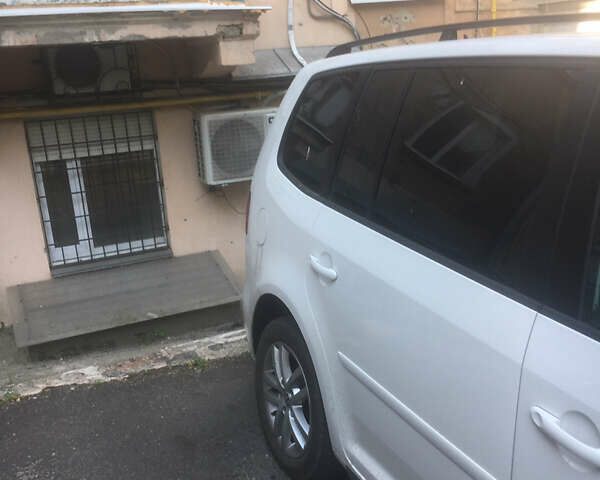 Белый Фольксваген Туран, объемом двигателя 1.39 л и пробегом 159 тыс. км за 10999 $, фото 4 на Automoto.ua