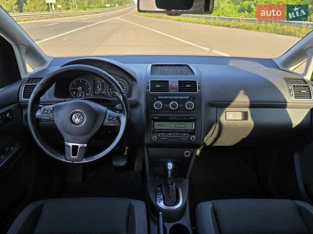 Білий Фольксваген Туран, об'ємом двигуна 2 л та пробігом 250 тис. км за 10999 $, фото 35 на Automoto.ua