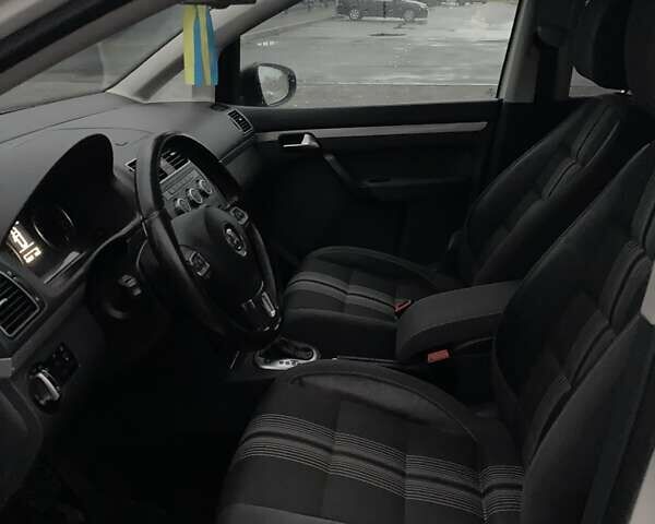 Белый Фольксваген Туран, объемом двигателя 2 л и пробегом 351 тыс. км за 10000 $, фото 5 на Automoto.ua