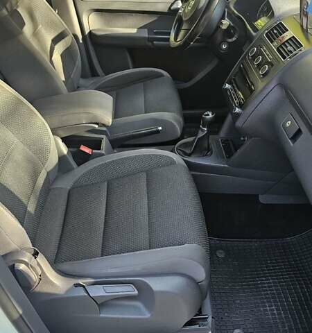 Белый Фольксваген Туран, объемом двигателя 2 л и пробегом 255 тыс. км за 13800 $, фото 12 на Automoto.ua