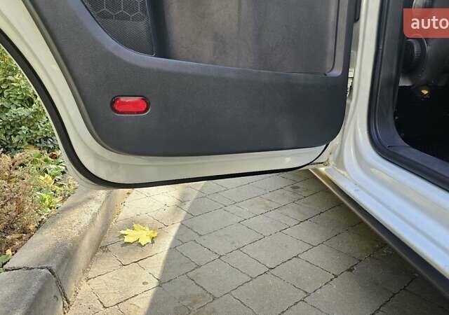 Белый Фольксваген Туран, объемом двигателя 2 л и пробегом 255 тыс. км за 13800 $, фото 7 на Automoto.ua