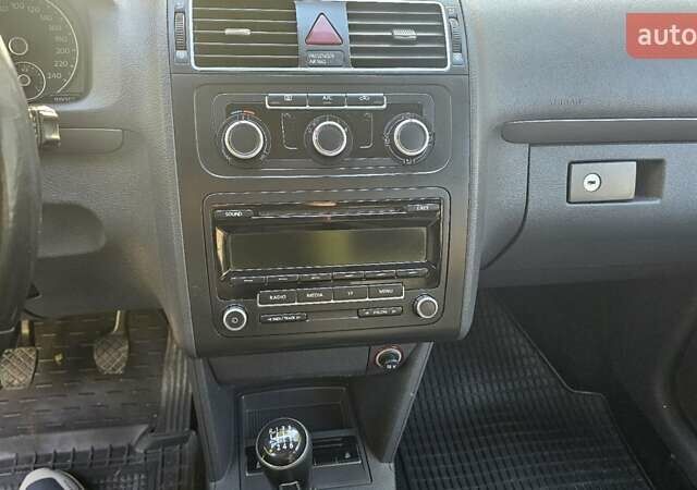 Белый Фольксваген Туран, объемом двигателя 2 л и пробегом 255 тыс. км за 13800 $, фото 14 на Automoto.ua