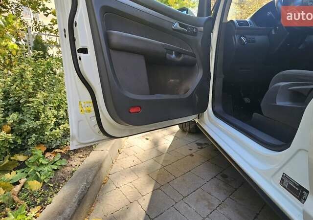 Белый Фольксваген Туран, объемом двигателя 2 л и пробегом 255 тыс. км за 13800 $, фото 15 на Automoto.ua