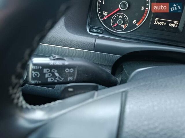 Білий Фольксваген Туран, об'ємом двигуна 2 л та пробігом 226 тис. км за 14000 $, фото 32 на Automoto.ua