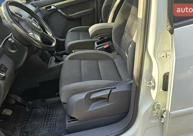 Белый Фольксваген Туран, объемом двигателя 2 л и пробегом 255 тыс. км за 13800 $, фото 19 на Automoto.ua