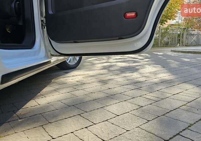 Белый Фольксваген Туран, объемом двигателя 2 л и пробегом 255 тыс. км за 13800 $, фото 8 на Automoto.ua