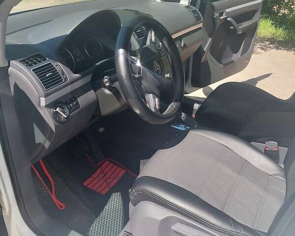 Белый Фольксваген Туран, объемом двигателя 1.97 л и пробегом 298 тыс. км за 12500 $, фото 28 на Automoto.ua