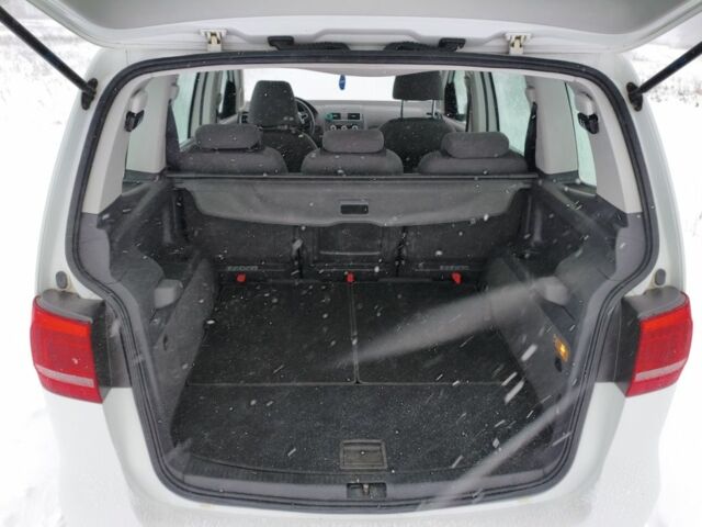 Белый Фольксваген Туран, объемом двигателя 1.6 л и пробегом 218 тыс. км за 11000 $, фото 4 на Automoto.ua