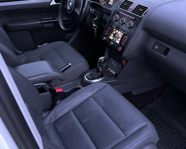 Белый Фольксваген Туран, объемом двигателя 1.97 л и пробегом 240 тыс. км за 13800 $, фото 5 на Automoto.ua