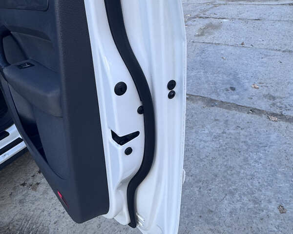 Білий Фольксваген Туран, об'ємом двигуна 1.97 л та пробігом 194 тис. км за 12000 $, фото 19 на Automoto.ua