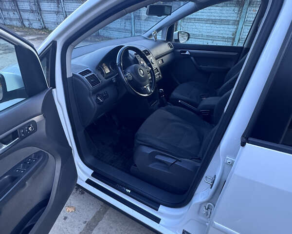 Білий Фольксваген Туран, об'ємом двигуна 1.97 л та пробігом 194 тис. км за 12000 $, фото 12 на Automoto.ua