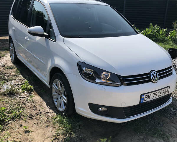 Белый Фольксваген Туран, объемом двигателя 1.6 л и пробегом 217 тыс. км за 12800 $, фото 1 на Automoto.ua