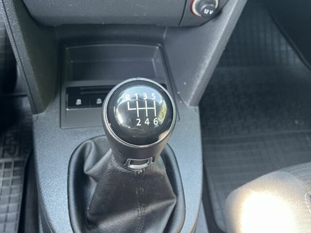 Белый Фольксваген Туран, объемом двигателя 1.6 л и пробегом 240 тыс. км за 12950 $, фото 4 на Automoto.ua