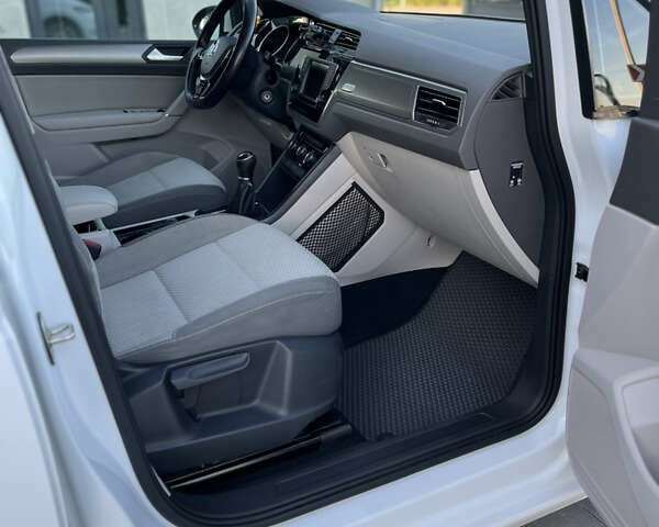 Белый Фольксваген Туран, объемом двигателя 1.97 л и пробегом 268 тыс. км за 14300 $, фото 24 на Automoto.ua