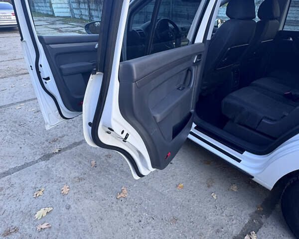 Білий Фольксваген Туран, об'ємом двигуна 1.97 л та пробігом 194 тис. км за 12000 $, фото 31 на Automoto.ua