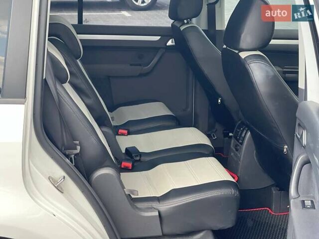 Белый Фольксваген Туран, объемом двигателя 1.6 л и пробегом 175 тыс. км за 13500 $, фото 2 на Automoto.ua