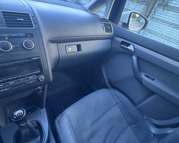 Білий Фольксваген Туран, об'ємом двигуна 1.97 л та пробігом 194 тис. км за 12000 $, фото 13 на Automoto.ua