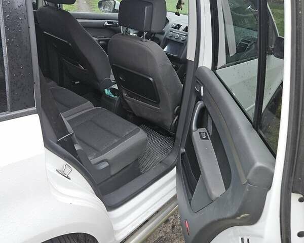 Белый Фольксваген Туран, объемом двигателя 1.97 л и пробегом 232 тыс. км за 13300 $, фото 6 на Automoto.ua