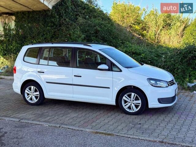 Белый Фольксваген Туран, объемом двигателя 1.6 л и пробегом 104 тыс. км за 15500 $, фото 1 на Automoto.ua