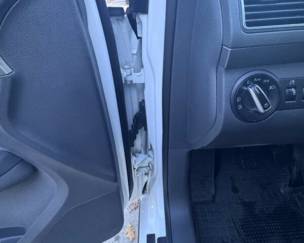 Білий Фольксваген Туран, об'ємом двигуна 1.97 л та пробігом 194 тис. км за 12000 $, фото 29 на Automoto.ua