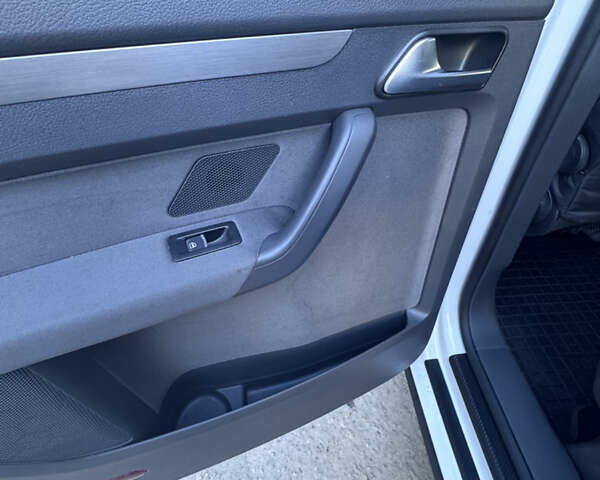 Білий Фольксваген Туран, об'ємом двигуна 1.97 л та пробігом 194 тис. км за 12000 $, фото 27 на Automoto.ua