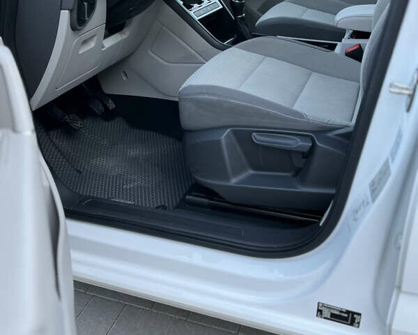 Белый Фольксваген Туран, объемом двигателя 1.97 л и пробегом 268 тыс. км за 14300 $, фото 20 на Automoto.ua