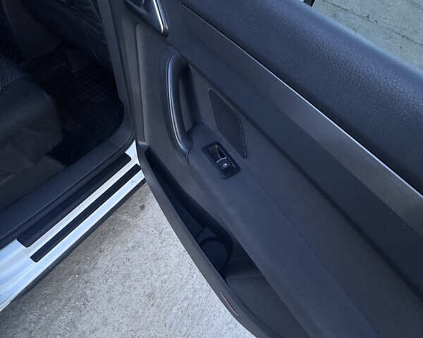 Білий Фольксваген Туран, об'ємом двигуна 1.97 л та пробігом 194 тис. км за 12000 $, фото 16 на Automoto.ua