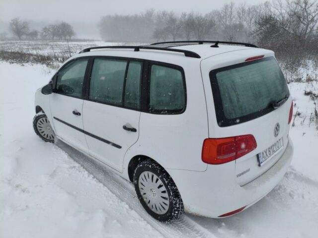 Белый Фольксваген Туран, объемом двигателя 1.6 л и пробегом 218 тыс. км за 11000 $, фото 1 на Automoto.ua